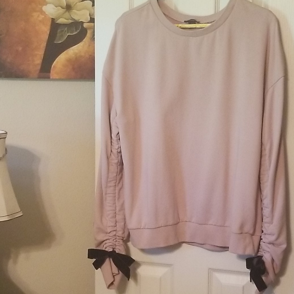 Ruched ribbon Tie sleeve sweatshirt